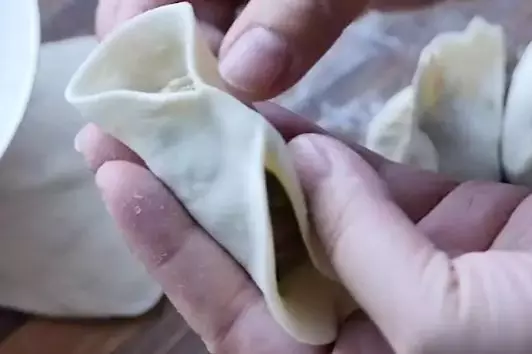 教你做冰花鍋貼:只需記住2點,鍋貼焦香多汁,好吃停不下來
