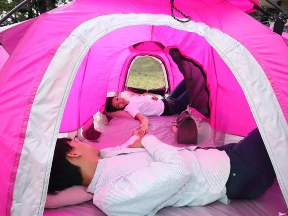 這款帳篷絕對是「曖昧男女最強的助攻用具」!內部超令人驚喜...一進去就不想離開了!