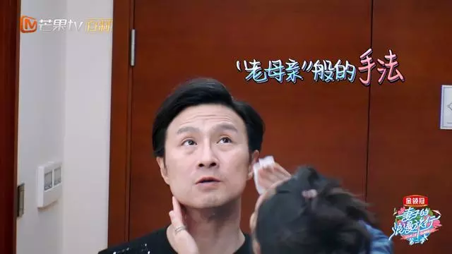 《妻子2》汪峰摘眼鏡面貌大曝光,網友:沒想到是這個樣子!張智霖戴上後,瞬間讓人笑翻~