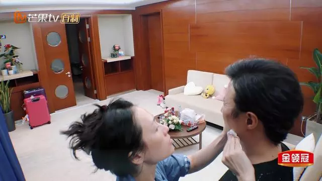 《妻子2》汪峰摘眼鏡面貌大曝光,網友:沒想到是這個樣子!張智霖戴上後,瞬間讓人笑翻~