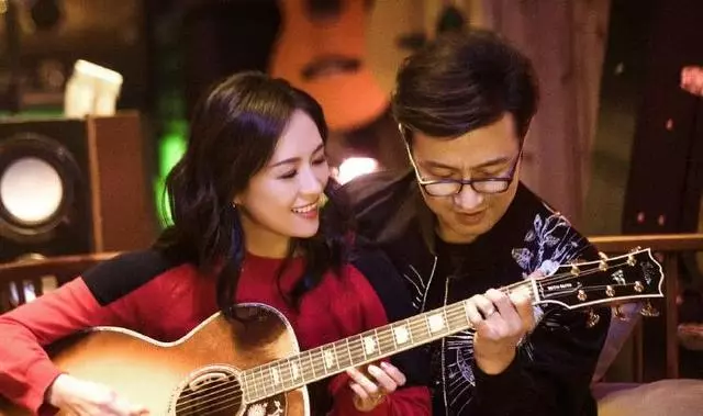 《妻子2》汪峰摘眼鏡面貌大曝光,網友:沒想到是這個樣子!張智霖戴上後,瞬間讓人笑翻~