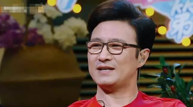 《妻子2》汪峰摘眼鏡面貌大曝光,網友:沒想到是這個樣子!張智霖戴上後,瞬間讓人笑翻~