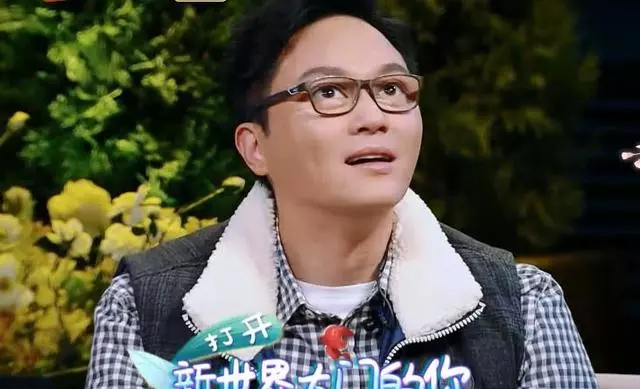 《妻子2》汪峰摘眼鏡面貌大曝光,網友:沒想到是這個樣子!張智霖戴上後,瞬間讓人笑翻~