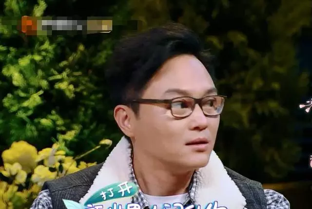 《妻子2》汪峰摘眼鏡面貌大曝光,網友:沒想到是這個樣子!張智霖戴上後,瞬間讓人笑翻~