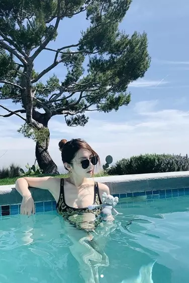 鄧紫棋《胸前》大挖空!水中藏亮點 網嗨翻
