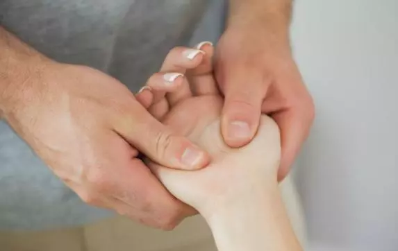 從「手掌」、「嘴巴」知道肝臟好壞,四月做5件養肝事,重返健康