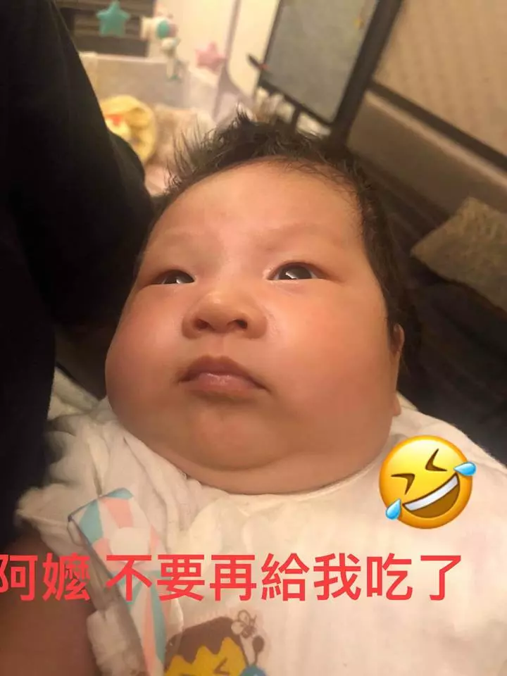 又是阿嬤養的!小女嬰剛出生「臉蛋超秀氣」 阿嬤才養1個月「超Q鵝蛋臉→嘴邊肉四溢」媽媽一看崩潰