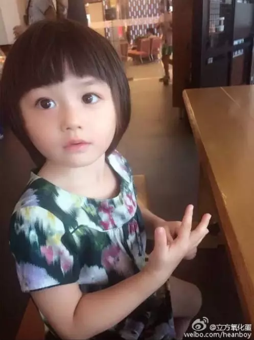 又是阿嬤養的!小女嬰剛出生「臉蛋超秀氣」 阿嬤才養1個月「超Q鵝蛋臉→嘴邊肉四溢」媽媽一看崩潰