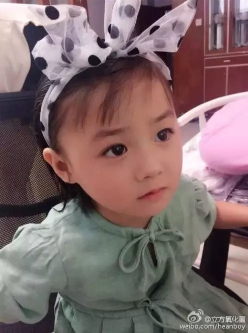 又是阿嬤養的!小女嬰剛出生「臉蛋超秀氣」 阿嬤才養1個月「超Q鵝蛋臉→嘴邊肉四溢」媽媽一看崩潰