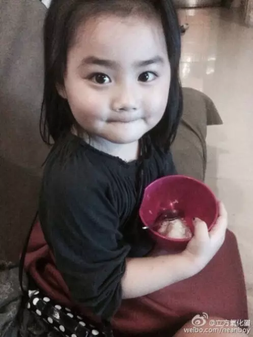 又是阿嬤養的!小女嬰剛出生「臉蛋超秀氣」 阿嬤才養1個月「超Q鵝蛋臉→嘴邊肉四溢」媽媽一看崩潰