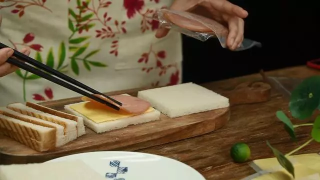 「吐司怎麼吃」香煎蛋奶西多士,芝士加火腿的豪華升級