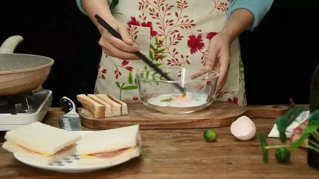 「吐司怎麼吃」香煎蛋奶西多士,芝士加火腿的豪華升級