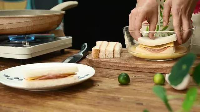 「吐司怎麼吃」香煎蛋奶西多士,芝士加火腿的豪華升級