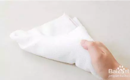 「浴 室 汙 垢」永 遠 清 不 乾 淨?!只 要 用「洗 碗 精 加 上……」閃 到 你 都 睜 不 開 眼 睛!