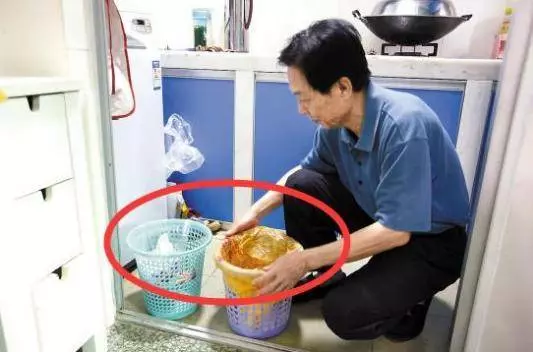 很多年輕人不知道蒼蠅怕什麼,教你一土方法,把蒼蠅全趕跑! -