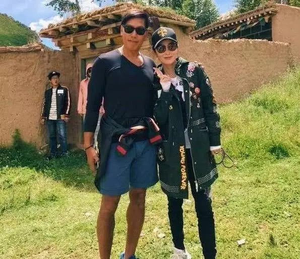 50歲張敏與56歲張耀揚同框,張敏依舊保持青春,烏鴉哥卻變成這樣了,網友:保養真的很重要