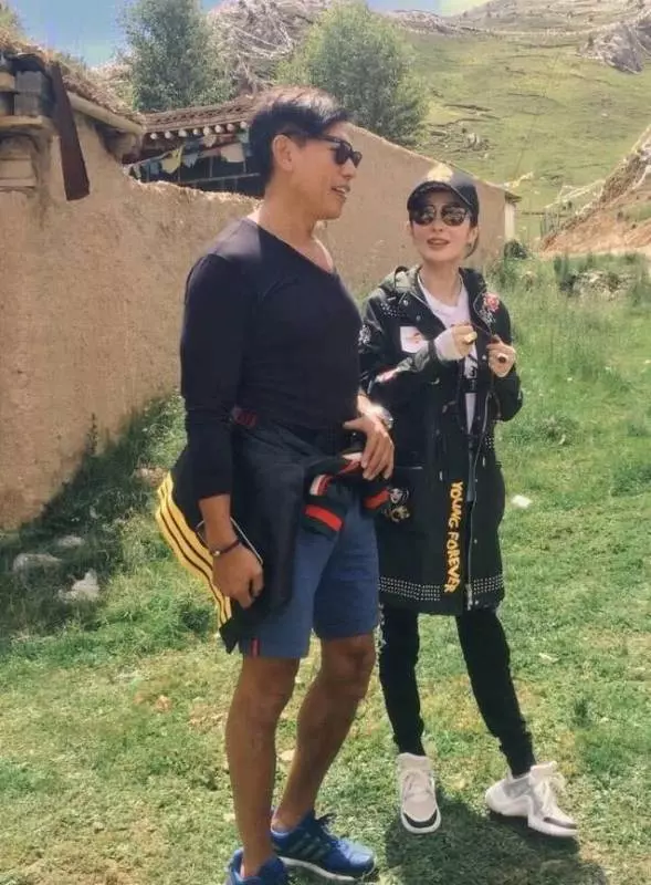 50歲張敏與56歲張耀揚同框,張敏依舊保持青春,烏鴉哥卻變成這樣了,網友:保養真的很重要