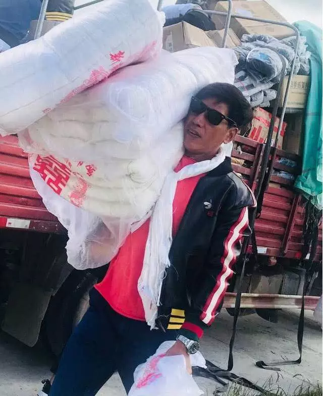 50歲張敏與56歲張耀揚同框,張敏依舊保持青春,烏鴉哥卻變成這樣了,網友:保養真的很重要