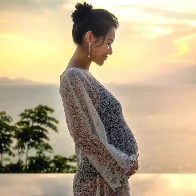 胡杏兒全家出遊泰國,祖孫三代同框超有愛,兒子Brandon簡直搶鏡十足