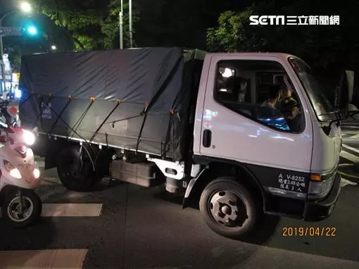 女大生騎車躲避不及「雙手緊握保住同學一『命』」!她重摔不治「無照駕駛竟嘆倒楣」網怒:罔顧人命