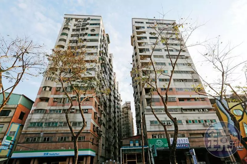 為了獨佔空地!房仲帶客人看凶宅「鄰居狂搗亂」:這間很兇 下一秒抬頭「祂在陽台往下瞪」