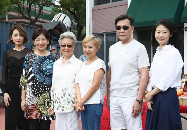 65歲寇世勳全家近照,和老婆倆人分住上下樓,母親卻住在養老院