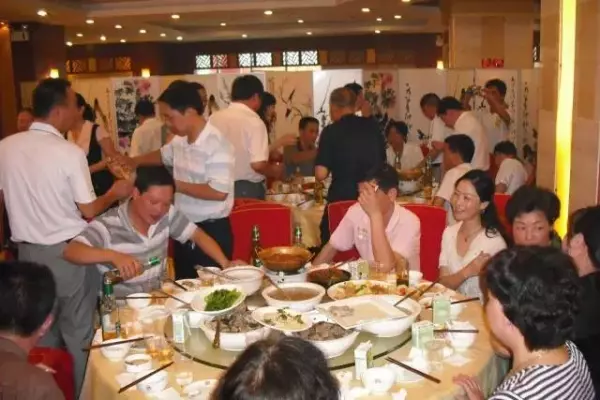 看似一張平平無奇的同學聚會照片,但卻瞬間被瘋傳!!你看出原因來了嗎?