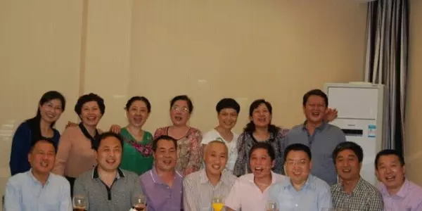 看似一張平平無奇的同學聚會照片,但卻瞬間被瘋傳!!你看出原因來了嗎?