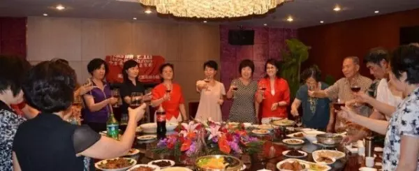 看似一張平平無奇的同學聚會照片,但卻瞬間被瘋傳!!你看出原因來了嗎?