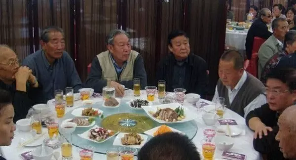 看似一張平平無奇的同學聚會照片,但卻瞬間被瘋傳!!你看出原因來了嗎?