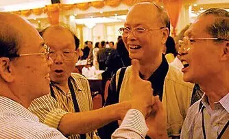 看似一張平平無奇的同學聚會照片,但卻瞬間被瘋傳!!你看出原因來了嗎?