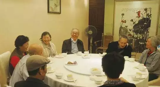 看似一張平平無奇的同學聚會照片,但卻瞬間被瘋傳!!你看出原因來了嗎?