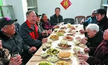 看似一張平平無奇的同學聚會照片,但卻瞬間被瘋傳!!你看出原因來了嗎?