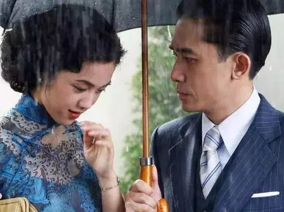 54歲的張曼玉被曝搬往平民區,一耳竟有八個耳洞,欺騙了娛樂圈18年終於坦白了終生不嫁的理由:真愛一個人要默默祝他幸福