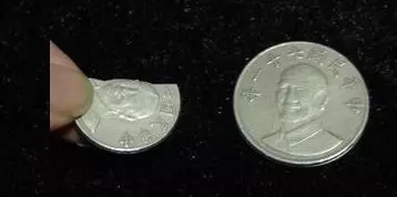 他逛夜市拿到一枚「裂開的10元硬幣」超傻眼!內行網友卻說:你真的賺翻了!
