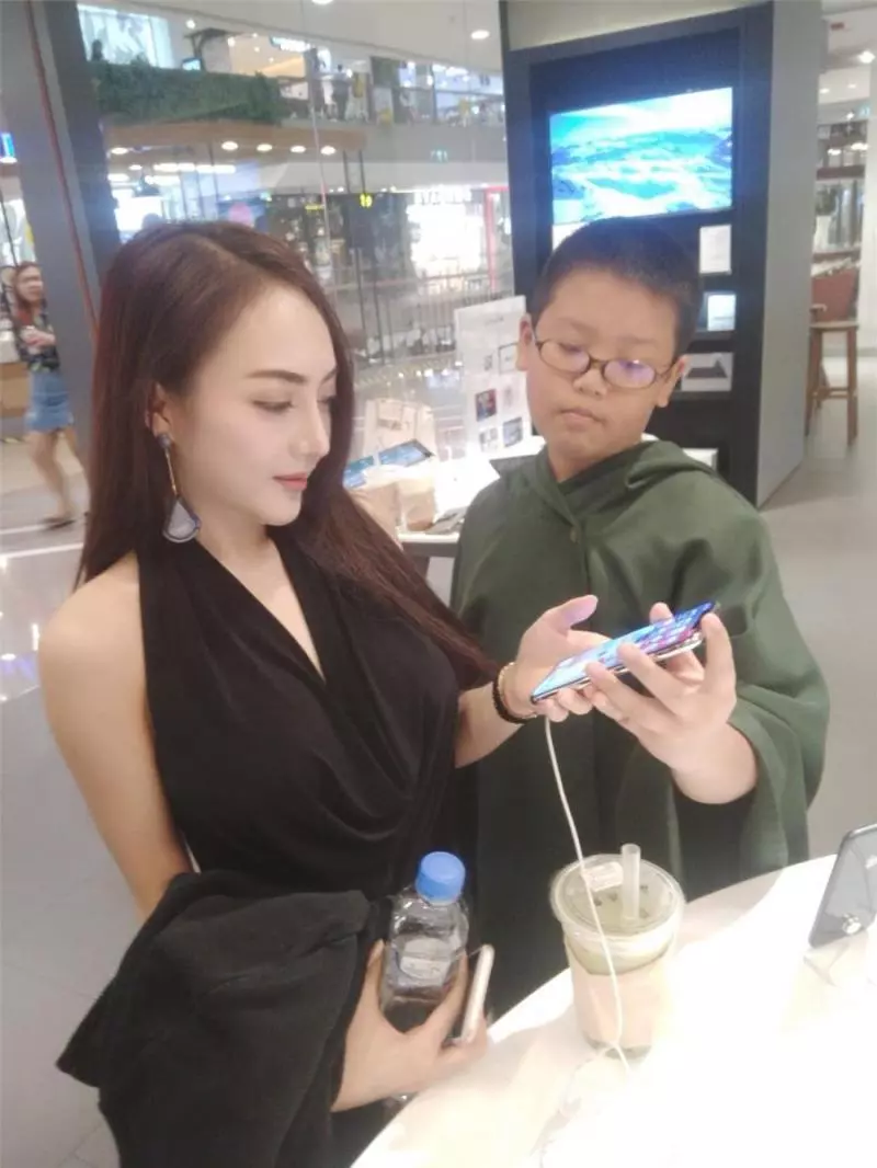 小學生「爽摟大12歲女友」炫富,「送4萬iPhone X」證明愛情,女方身分曝光網友看傻!