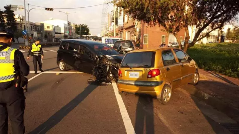 不要命了!無業男邊開車邊燒炭 昏迷自撞