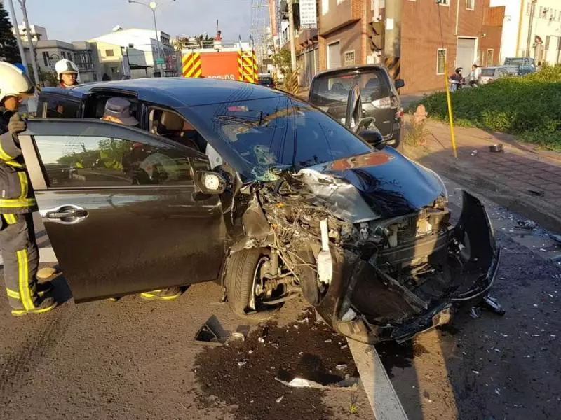 不要命了!無業男邊開車邊燒炭 昏迷自撞