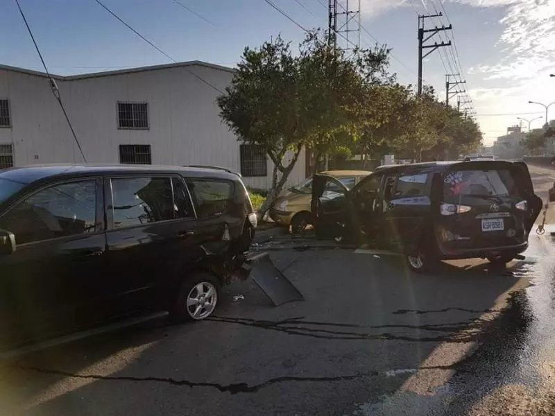 不要命了!無業男邊開車邊燒炭 昏迷自撞