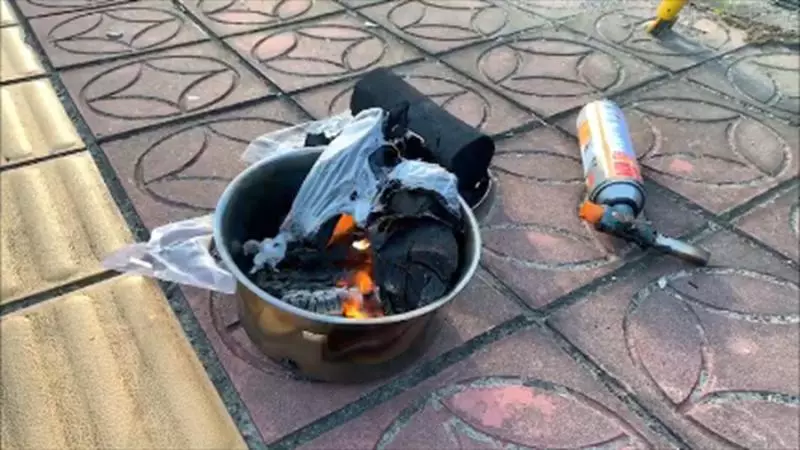 不要命了!無業男邊開車邊燒炭 昏迷自撞