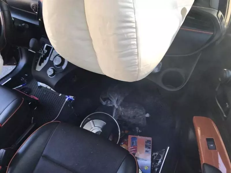 不要命了!無業男邊開車邊燒炭 昏迷自撞