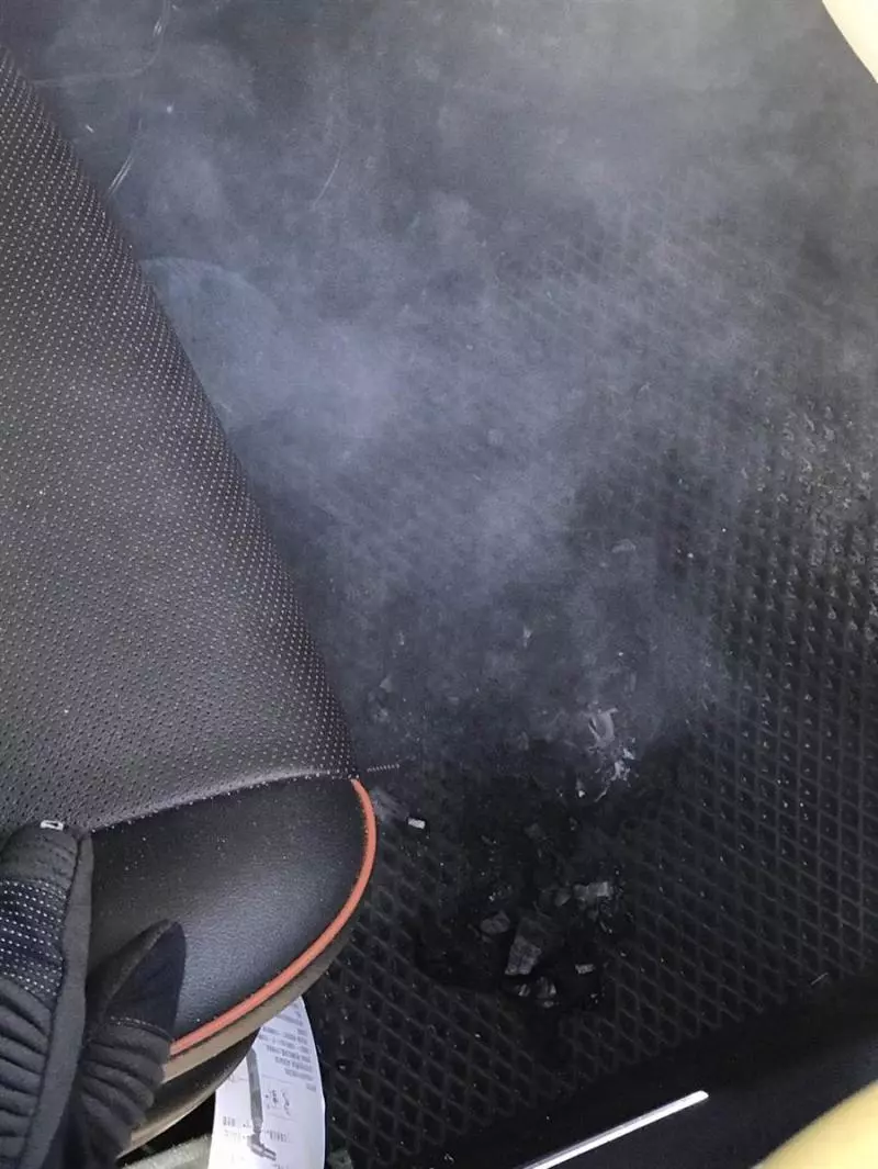 不要命了!無業男邊開車邊燒炭 昏迷自撞