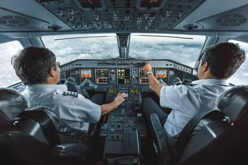 國泰航空嚴重事故!2航班空中「機長突然失明」30分鐘!醫生:「頸動脈過窄所致」