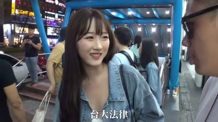 黑男最美配對!「台大法律」正妹不止正,笑容和身材也一絕。
