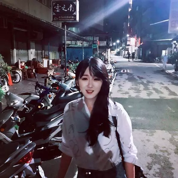 黑男最美配對!「台大法律」正妹不止正,笑容和身材也一絕。