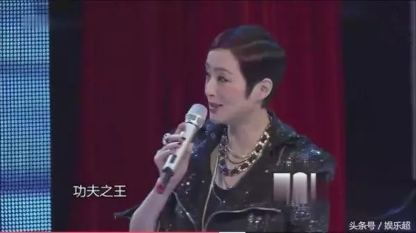 50歲張敏全家照曝光!老公竟是冷峻帥哥!三字點評周星馳太準確!