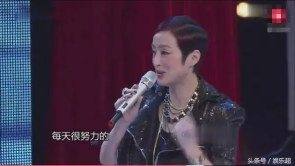50歲張敏全家照曝光!老公竟是冷峻帥哥!三字點評周星馳太準確!