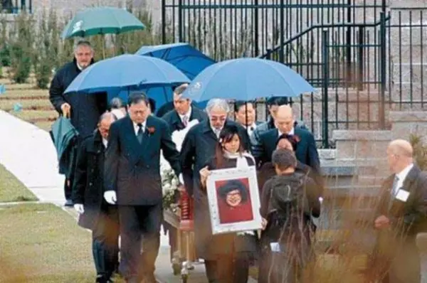 禿頭38年,為趙雅芝拋妻女,前妻含恨而終,女兒慘靠104元生活!