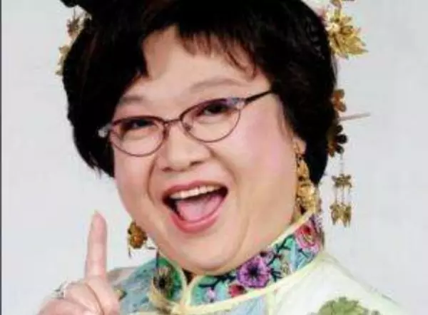 禿頭38年,為趙雅芝拋妻女,前妻含恨而終,女兒慘靠104元生活!