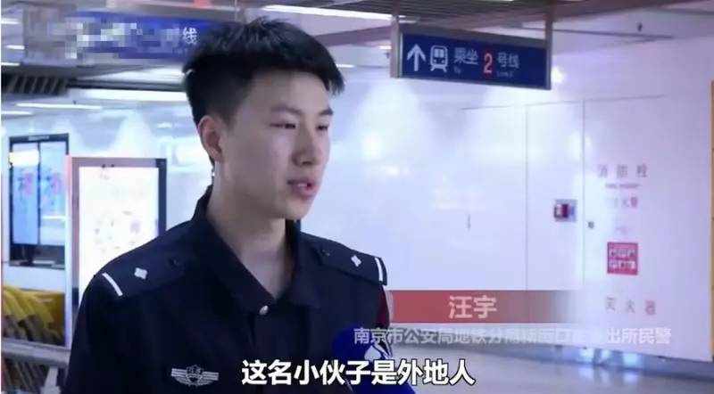 丈夫拼工作醉倒地鐵,妻子飛奔現場「擁抱安慰」,丈夫淚泣:寶寶對不起!妻子哽咽:沒關係我懂
